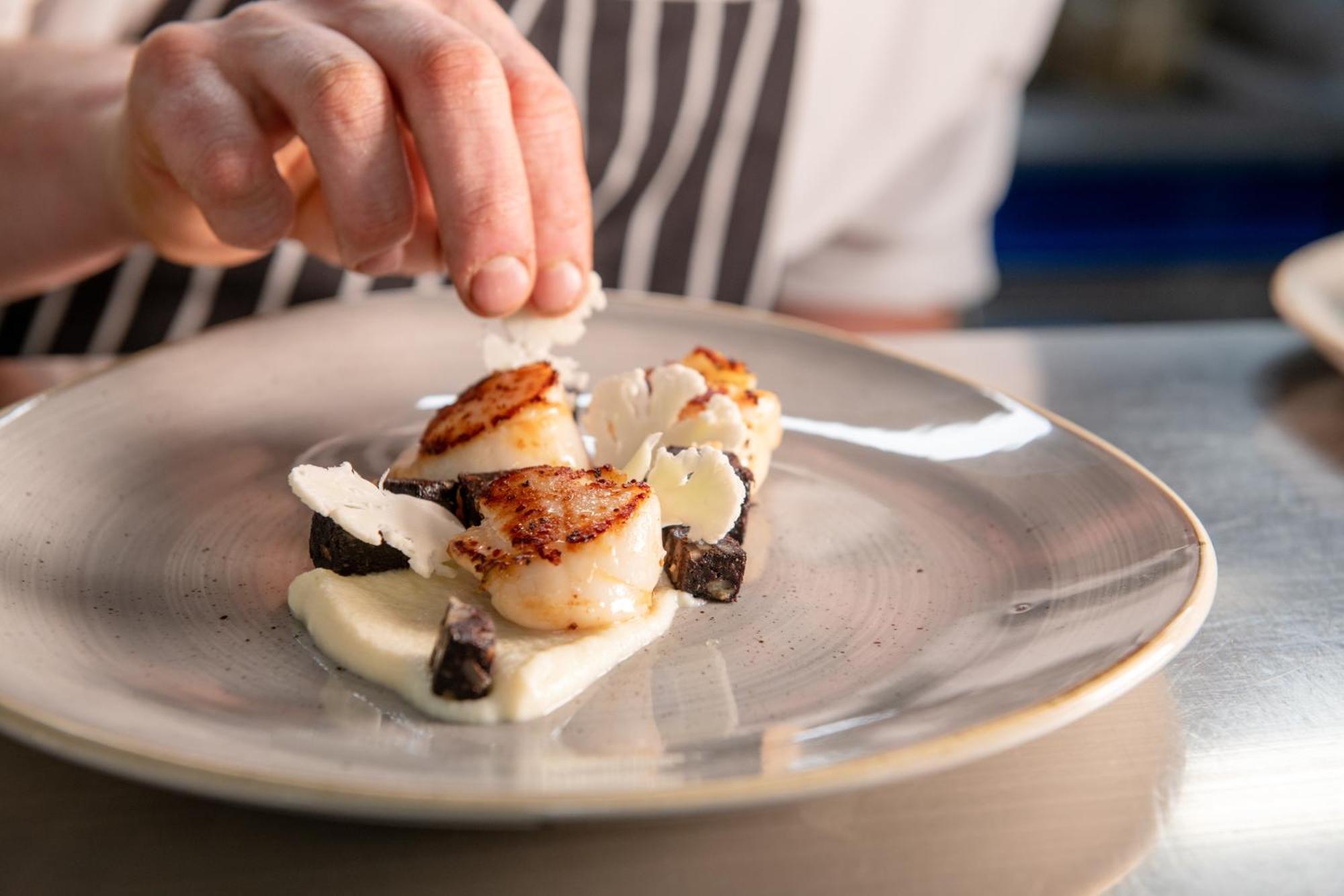 The Millstone, Mellor Hotel Blackburn  Exterior foto A chef finishing a plate of scallops