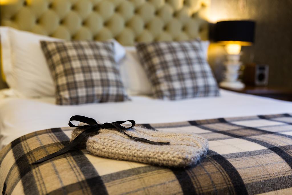 The Millstone, Mellor Hotel Blackburn  Cameră foto A bed with a throw