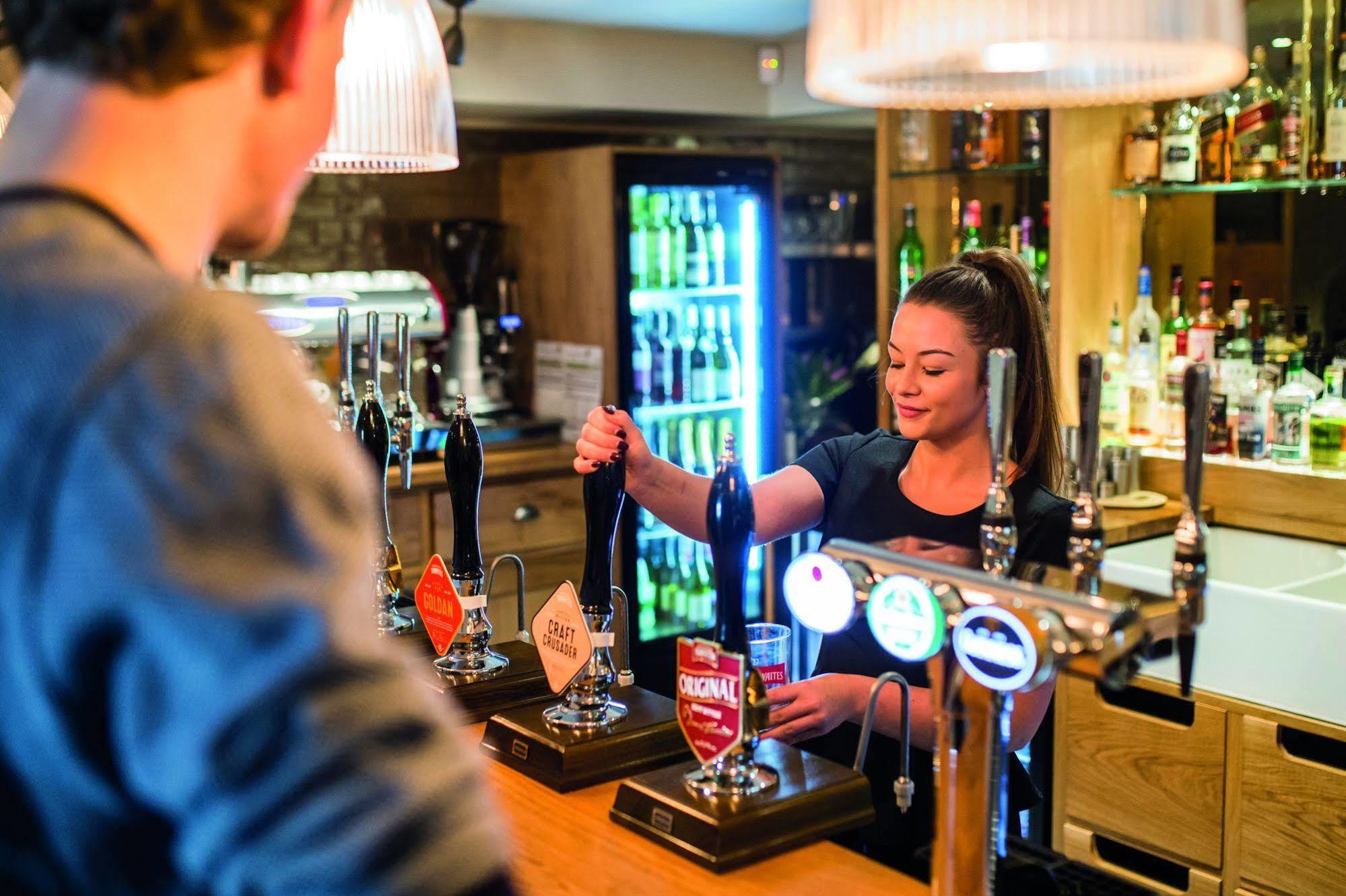 The Millstone, Mellor Hotel Blackburn  Exterior foto A barmaid serving a customer